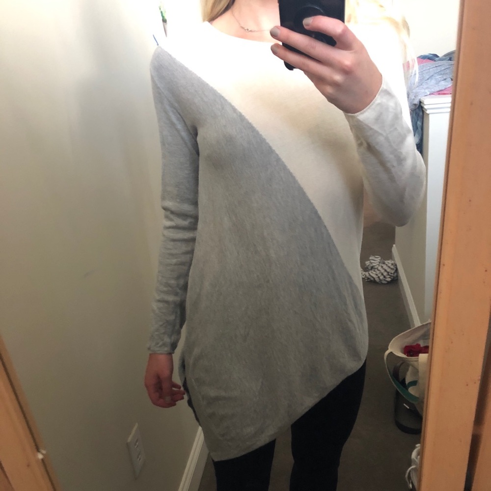 The Limited Asymmetrical hem sweater - Picture 4 of 5